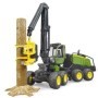Bruder tractor forestier John Deere 1270G cu un bustean